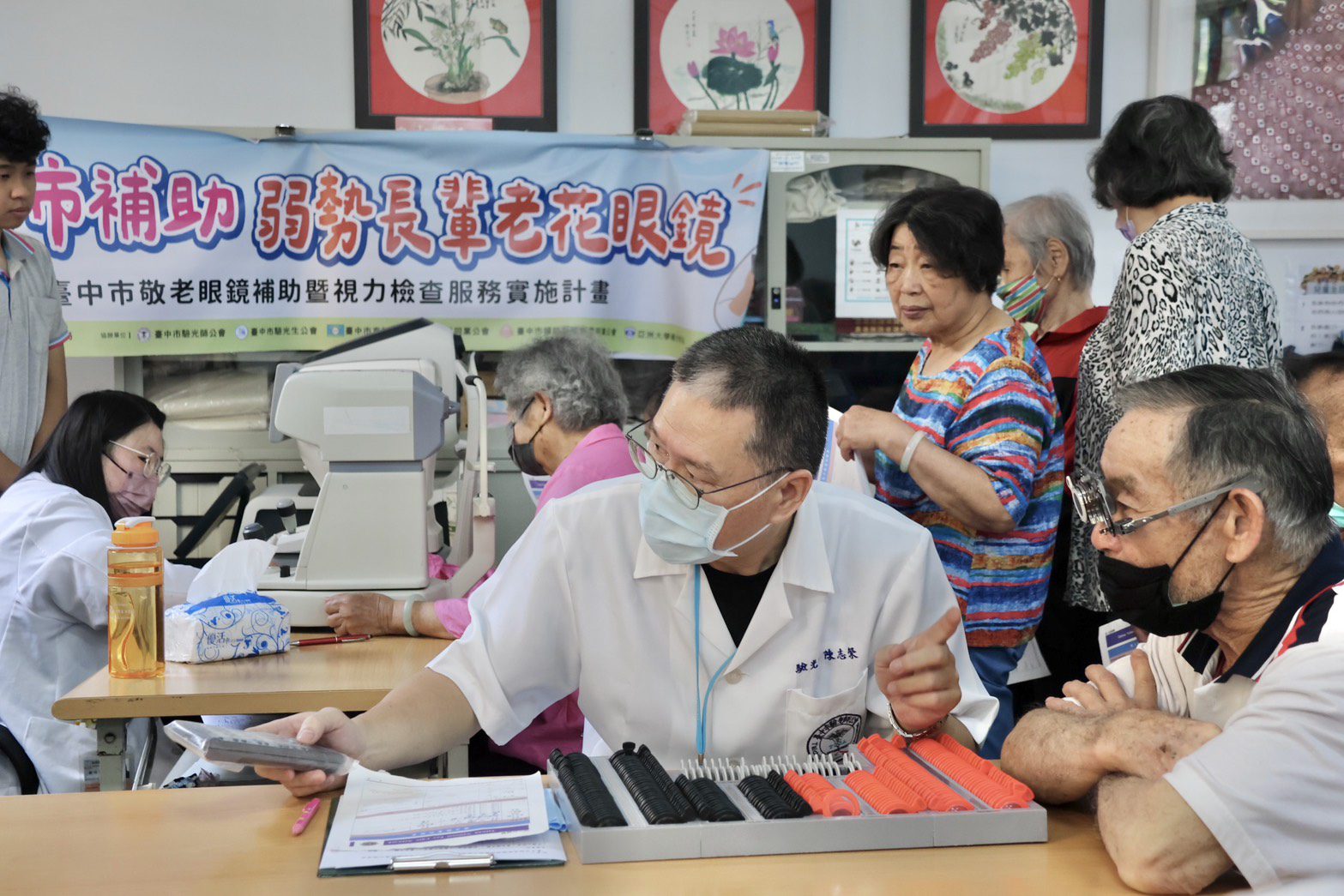 前進和平送光明　台中社會局為偏鄉長輩配老花眼鏡