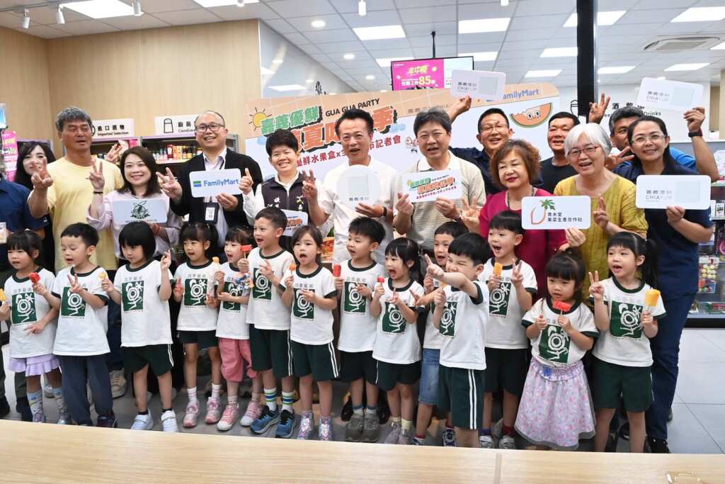 ▲嘉義縣政府以「嘉義涼夏吃瓜季」為主題,攜手全家便利商店與福和生鮮股份有限公司,推出全新設計的「嘉義優鮮瓜瓜水果餐盒」。(記者張玉泰攝)