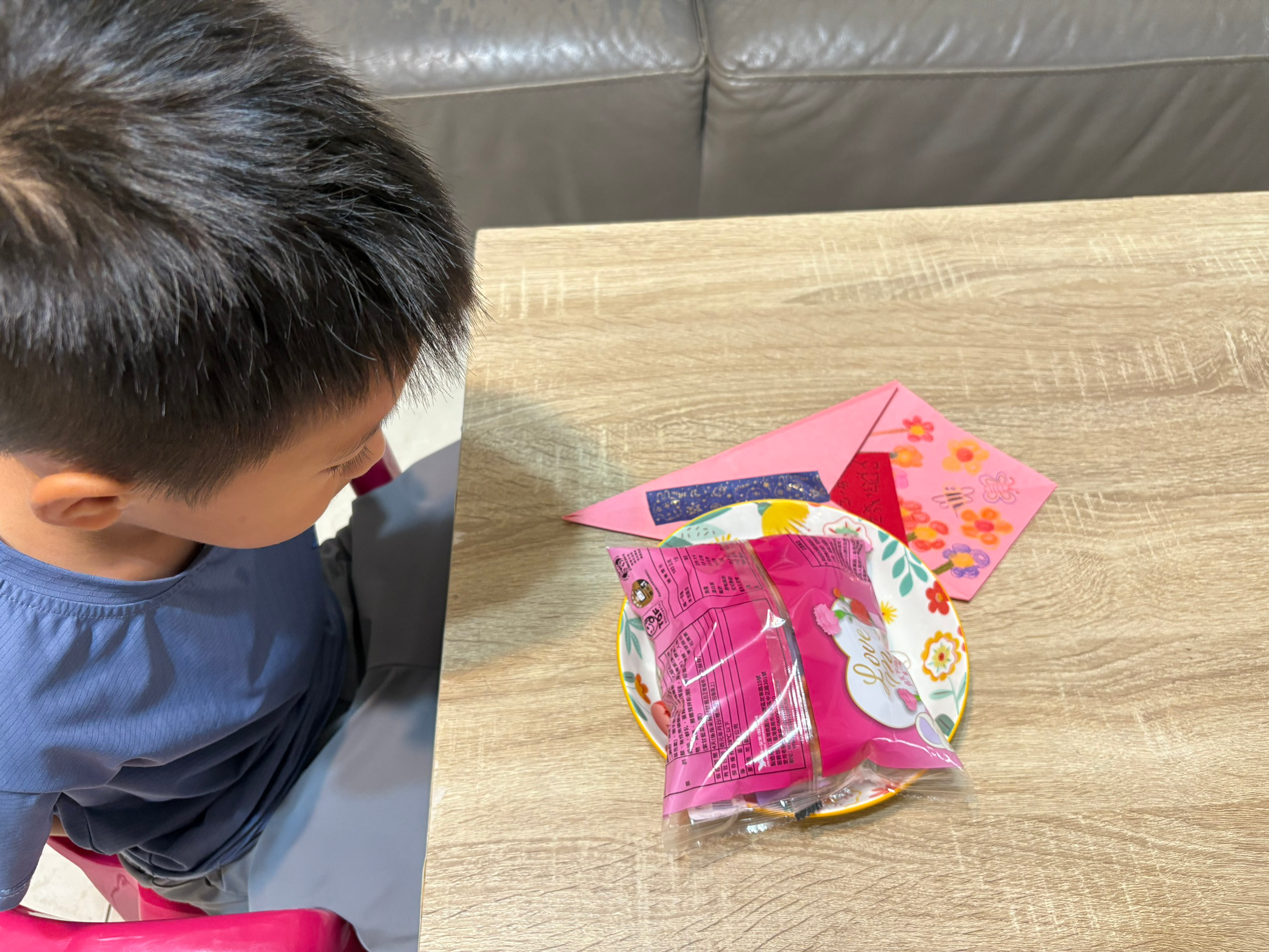 原PO平常準備給兒子的貝果包裝,這次剛好印有「LOVE MOM」的字樣。圖/讀者提供