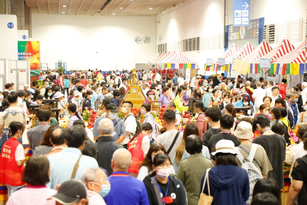 觀音山浴佛盛典的吉祥園遊會設置各種活潑多元的攤位,生活化的向民眾傳遞正確的佛法觀念