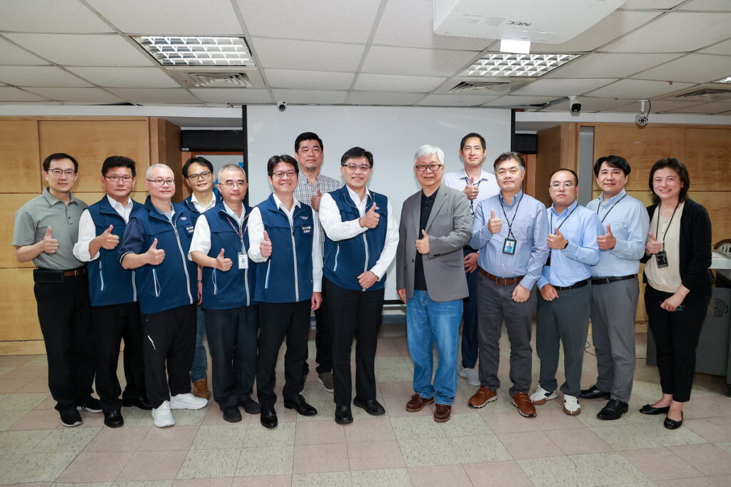 台灣順豐與臺北市區監理所合辦交通安全交流講座,由總經理潘逸俊(右六)及所長戴邦芳(左八)帶領相關科室主管出席,共同為強化駕駛安全努力
