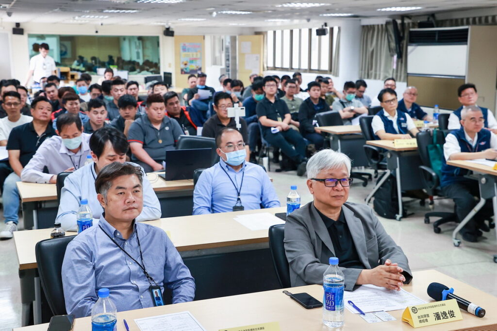 台灣順豐每年定期舉辦教育培訓講座,就改善交通違規、加強行車安全教育進行交流,近80人共同參與講座。