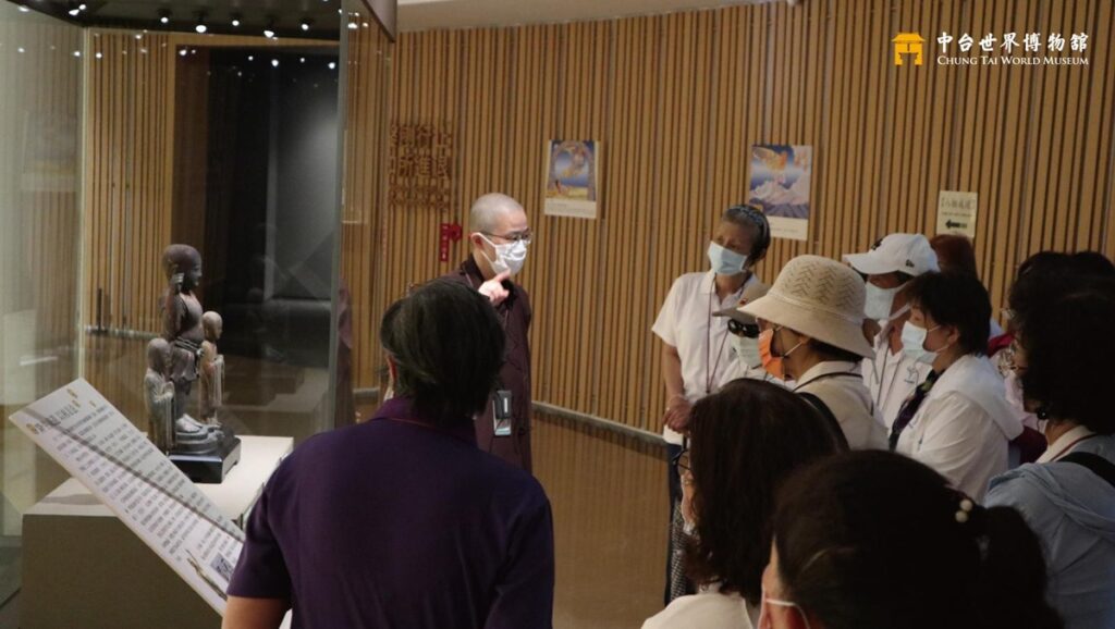 木雕分館「佛誕故事導覽」將帶大家認識佛陀誕生的故事,並體驗供花禮佛。(圖/中台世界博物館提供)