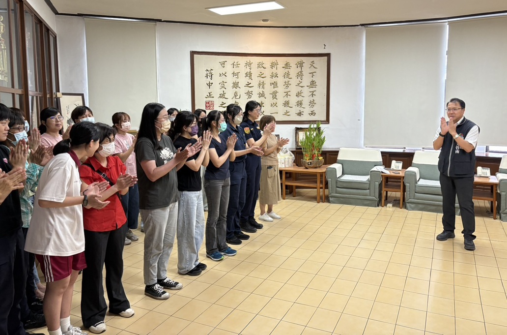 ▲圖說:中市警第一分局舉辦母親節慶祝活動,向局內女警同仁表達敬意與感謝 (圖/台中市政府 提供)