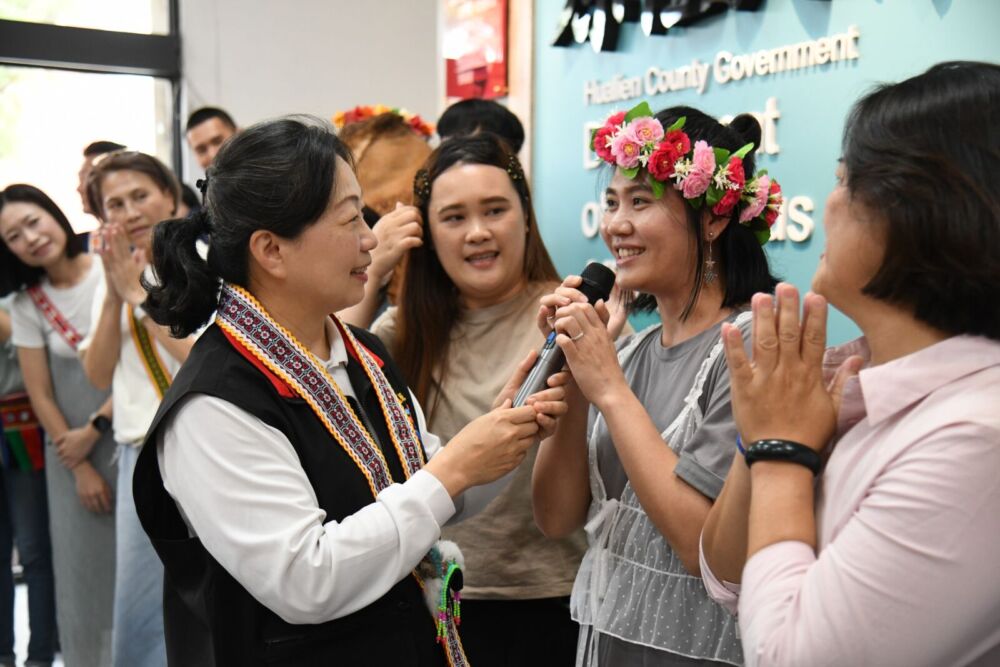 徐榛蔚母親節前夕親送康乃馨 感性道出女性堅毅與辛勞 208 徐榛蔚母親節前夕親送康乃馨 感性道出女性堅毅與辛勞 207