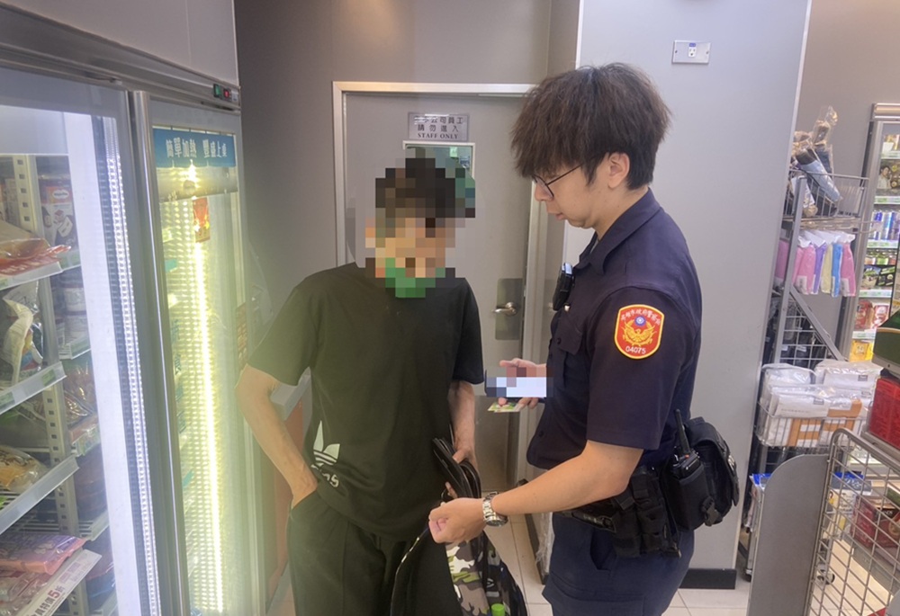百斬奏效提款卡來不及抽走 警當場逮48歲提領車手 213 cnews204250509a07