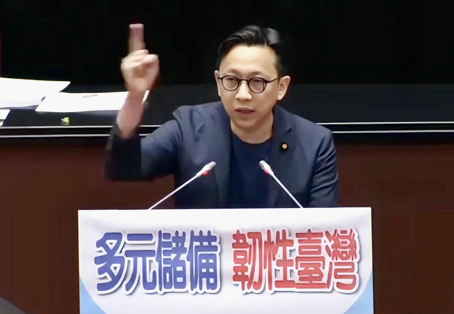 葛如鈞指出,台灣作為高度仰賴出口導向的經濟體,新台幣匯率近期波動劇烈,對整體經濟穩定性構成挑戰。(圖/葛如鈞國會辦公室)