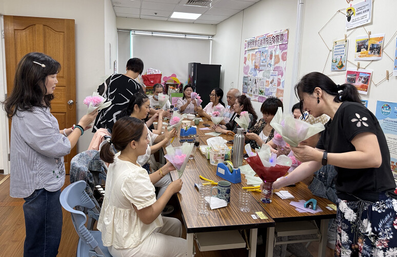 ▲為迎接母親節到來,移民署北區事務大隊基隆市服務站攜手社團法人宜萱婦幼關懷協會,邀請新住民及其家屬舉辦一場「溫馨手作」課程。