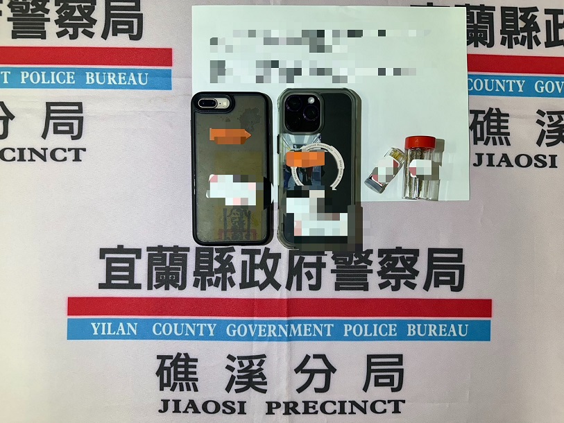 ▲礁警查獲詐團車手起出作案證物。