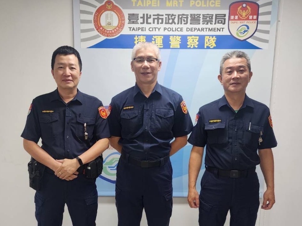 冷藏櫃縫隙驚見皮夾  捷警眼尖發現  抽絲剝繭憑一張復健卡線索成功尋回失主
