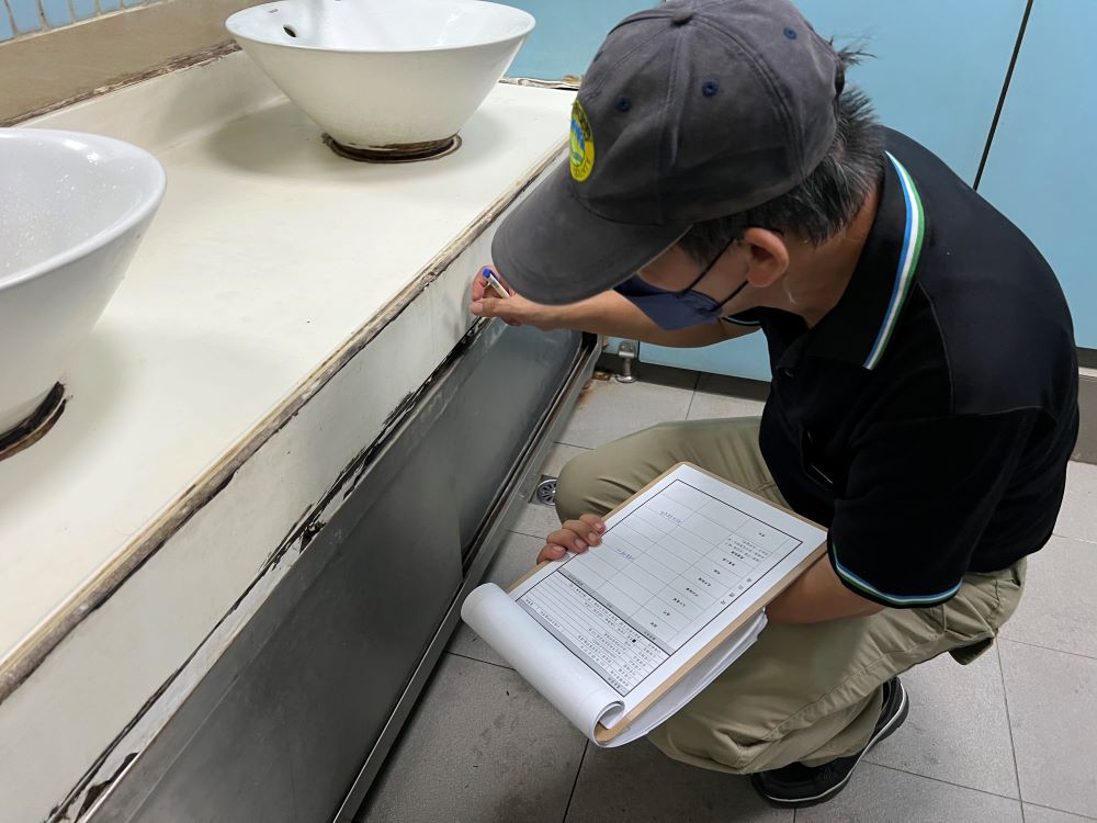 專屬客製化武功祕笈 新北公廁健檢服務再升級 2 《圖說》健檢團隊評估廁間環境整潔與設施維護情形。〈環保局提供〉