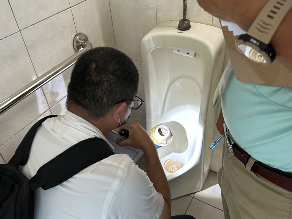 專屬客製化武功祕笈 新北公廁健檢服務再升級 3 《圖說》健檢團隊檢視男廁小便斗清潔與維護情形。〈環保局提供〉