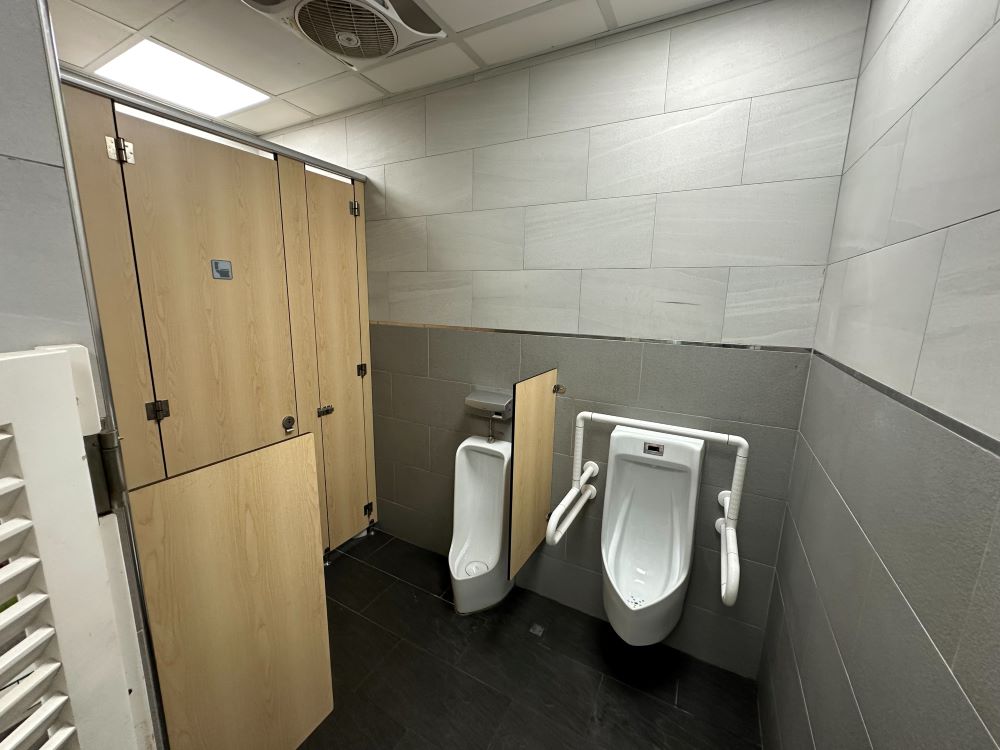 專屬客製化武功祕笈 新北公廁健檢服務再升級 4 《圖說》深坑衛生所公廁健檢後將便器及磁磚更新,地板也採用酸性藥劑加強清潔,提供民眾如廁時有乾淨空間。〈環保局提供〉