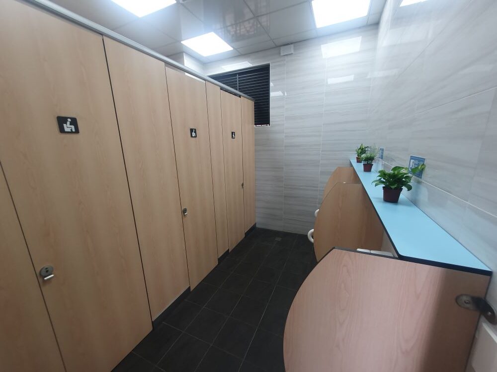 專屬客製化武功祕笈 新北公廁健檢服務再升級 5 《圖說》溪洲活動中心健檢後採用拋光石英磚避免黴菌滋生及優化廁間亮度,提供民眾如廁時有乾淨舒適的環境。〈環保局提供〉