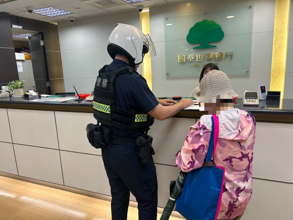 婦提領百萬現金 暖警關懷協助護鈔返家 3 1746782414627