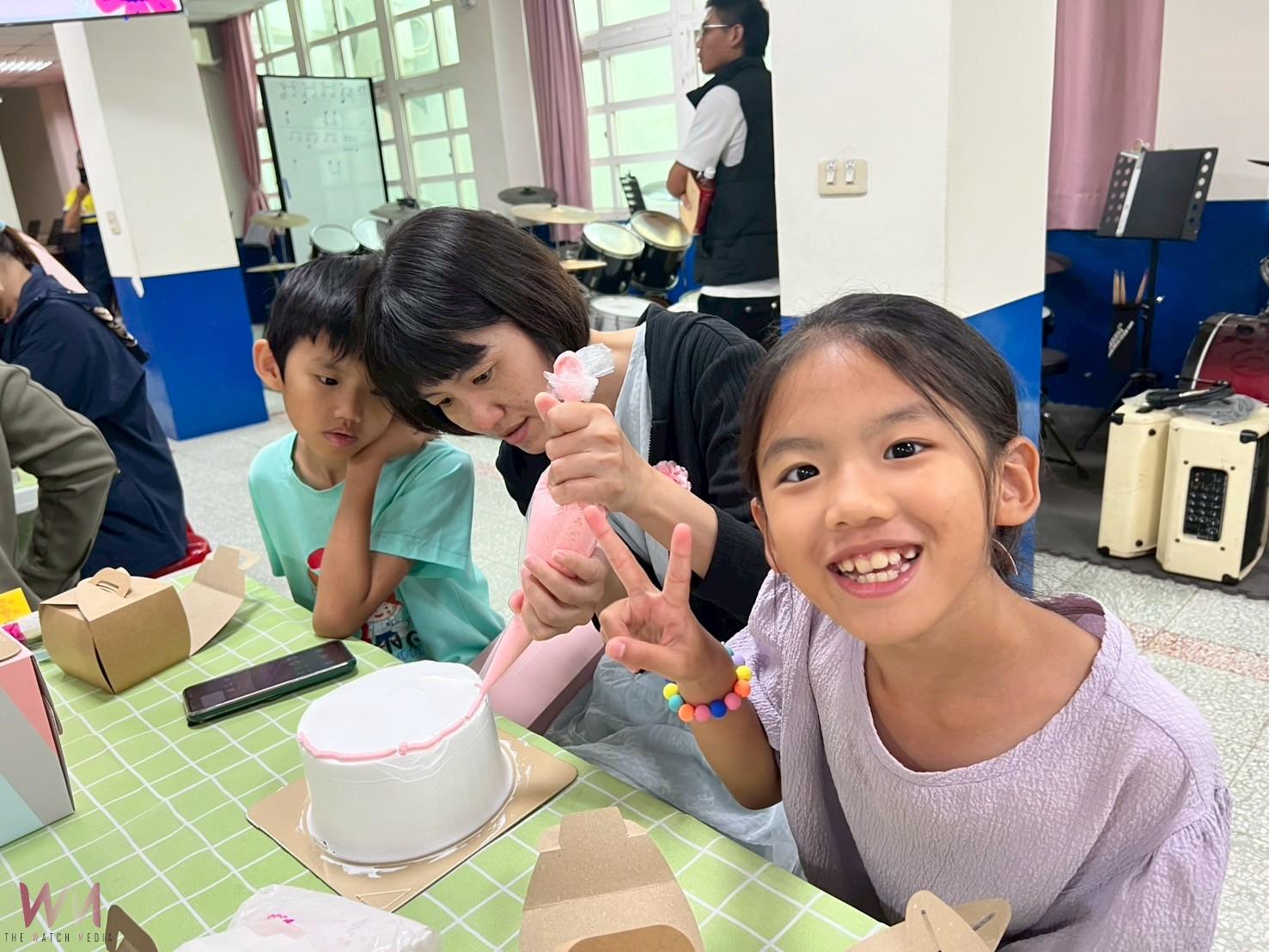 （有影片）／國聖國小舉辦感恩蛋糕DIY活動　親子攜手迎接母親節溫馨時光 - https://www.watchmedia01.com