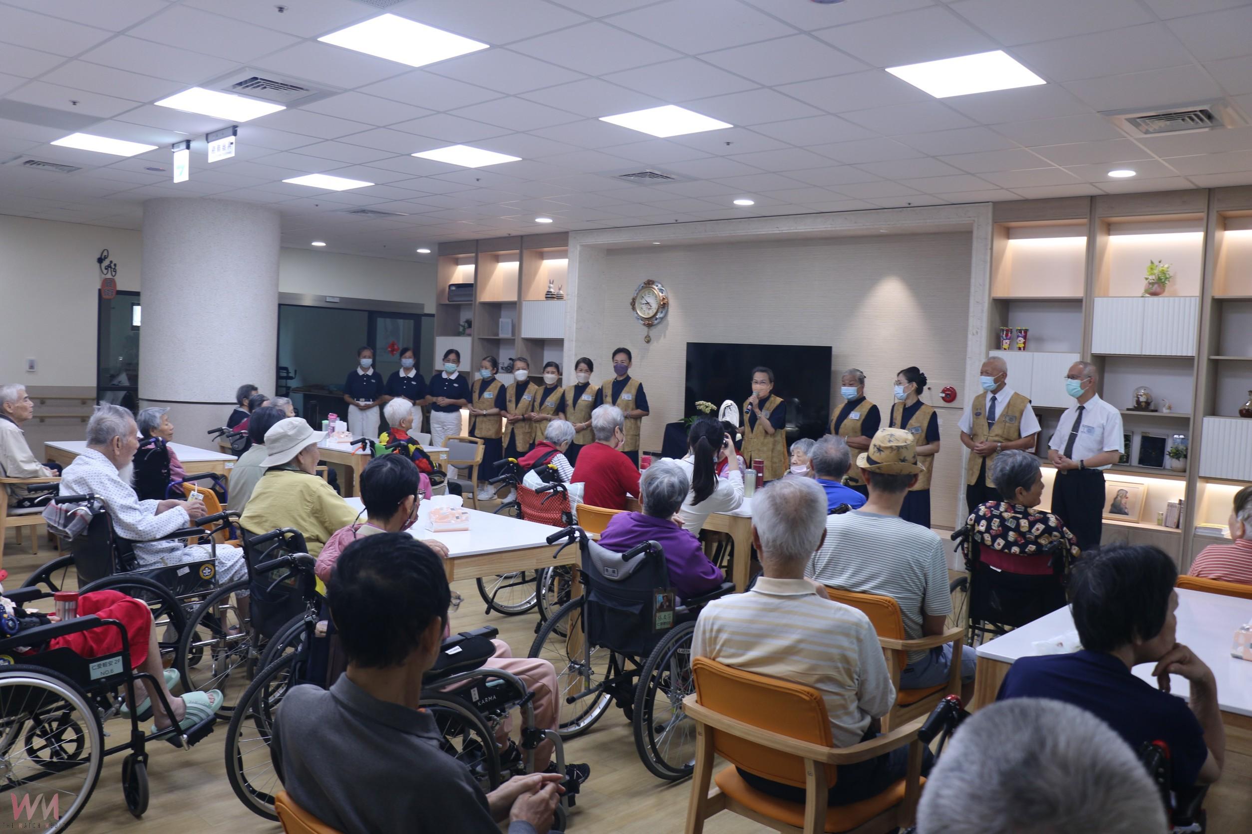 慈濟醫療台中市立仁愛長照機構首次浴佛　住民長輩感動流淚