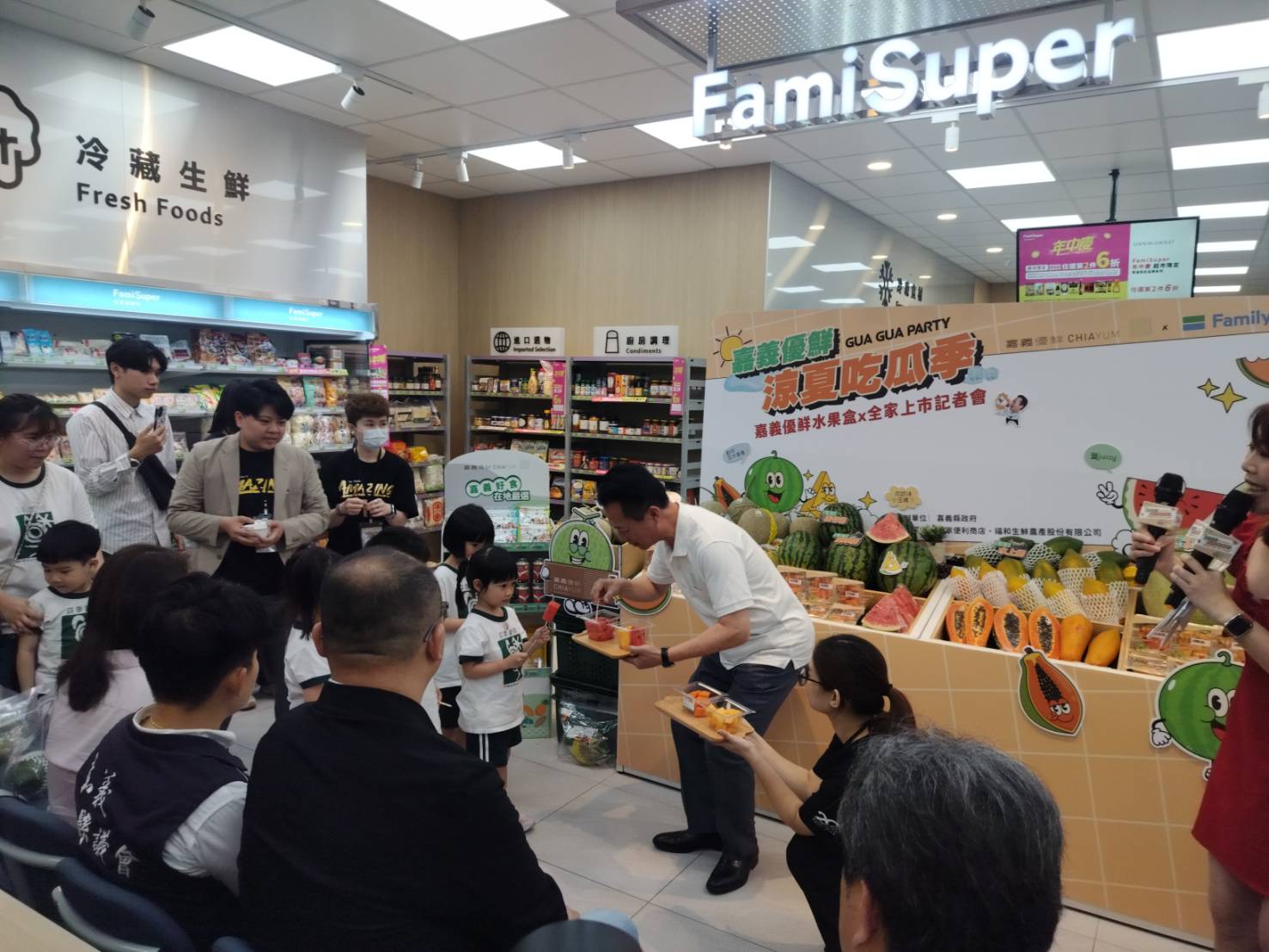 圖文:嘉義優鮮首推瓜瓜水果餐盒全家4,300門市開賣銷量上看20萬盒嘉義涼夏吃瓜季登場。
