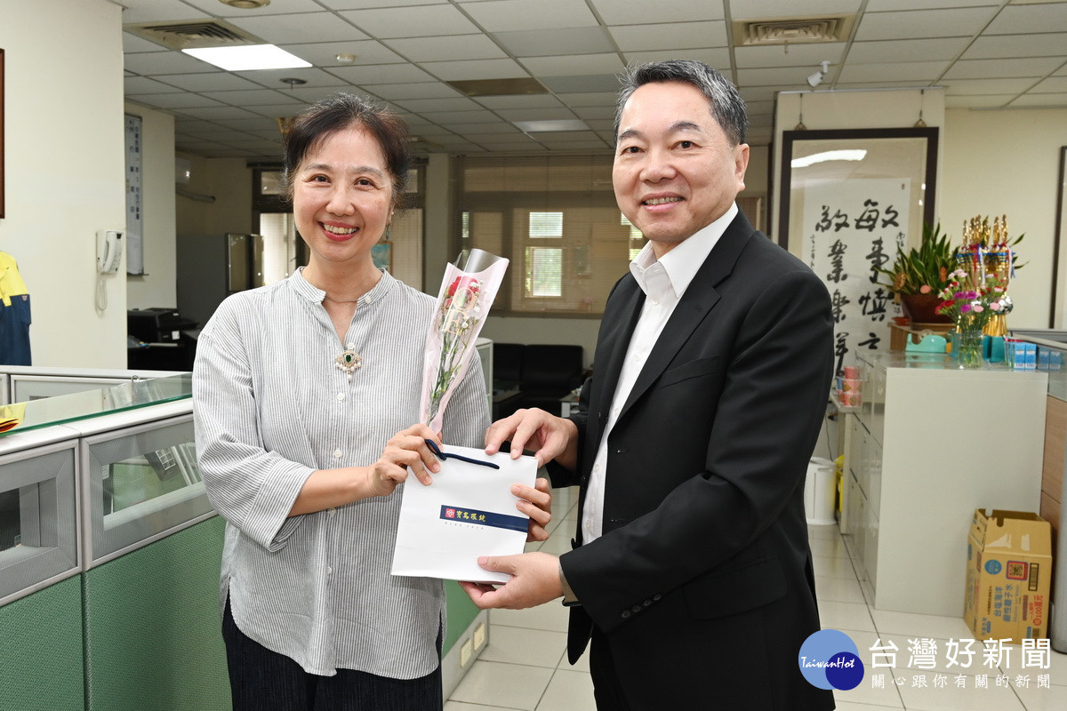謝局長贈花感謝女性同仁的辛勞。（縣警局提供）