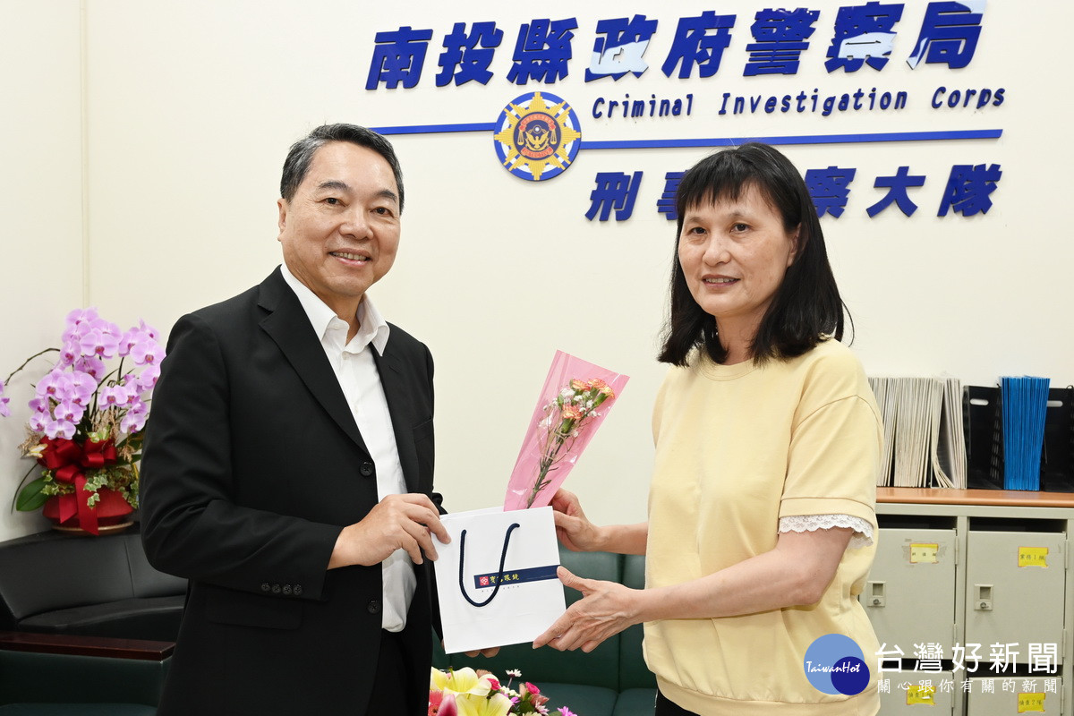 謝局長贈禮予各科室女性同仁。(縣警局提供)
