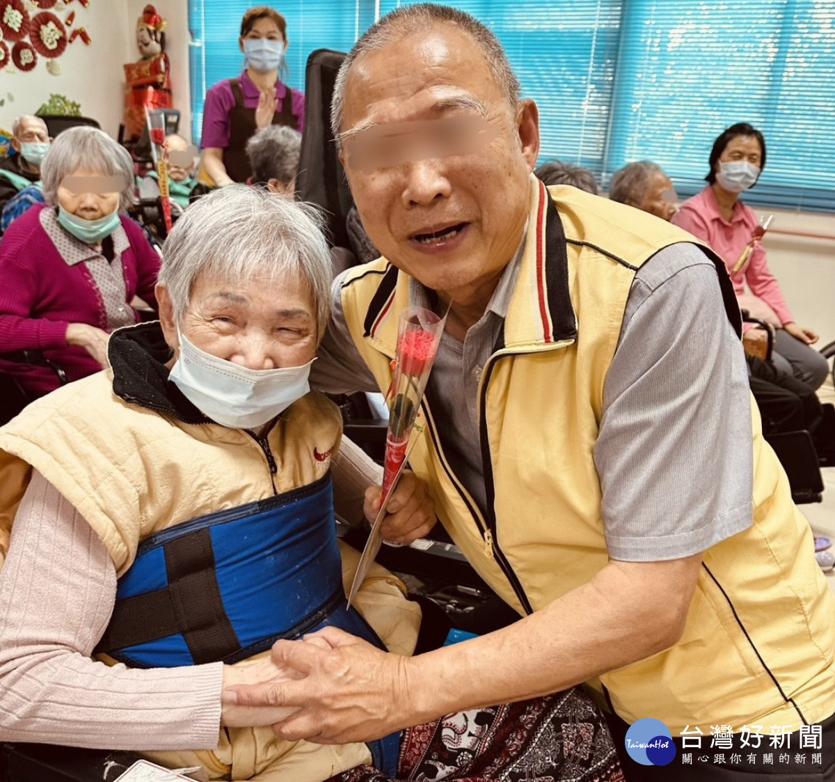 子女親自送上一朵康乃馨,祝媽媽母親節快樂