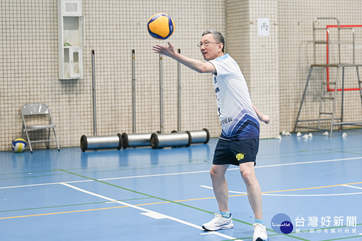 桃園市副市長王明鉅與「桃園臺產隼鷹隊」及學生進行三分友誼賽。<br /><br />