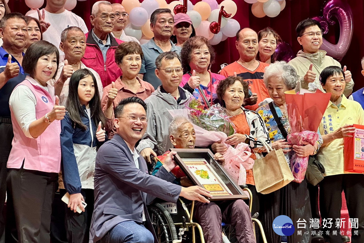 桃園市副市長蘇俊賓出席龍潭區參加模範母親表揚活動。<br /><br />