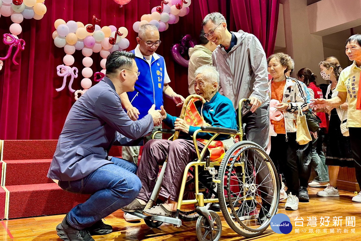 桃園市副市長蘇俊賓向模範母親致意。<br /><br />