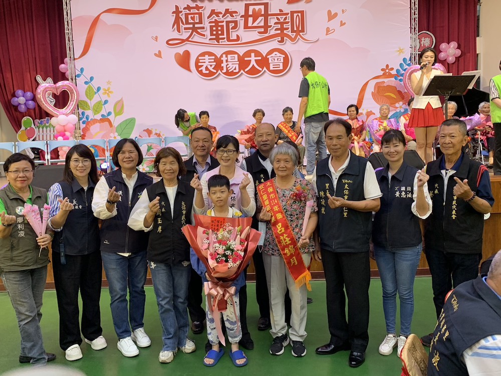 模範母親榮耀進入會場受表揚。(圖/記者陳惲朋攝)