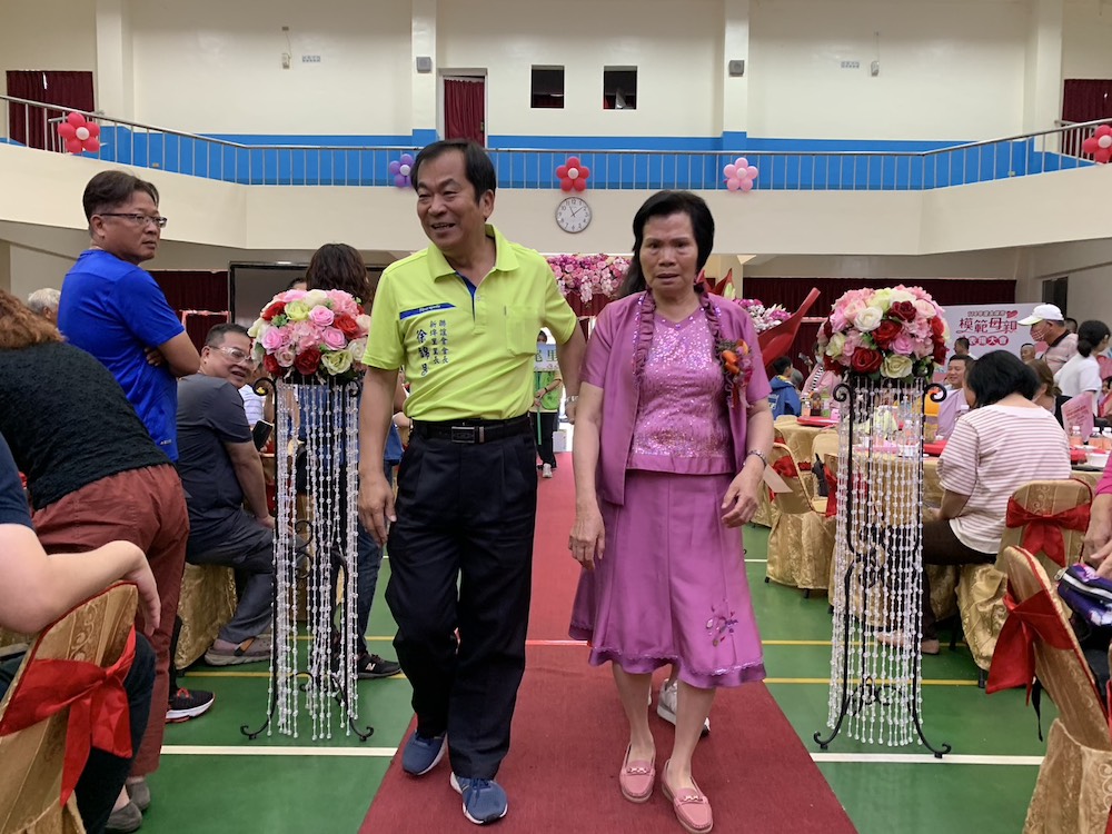 模範母親們在各里里長陪同下，榮耀的走星光大道進入會場受表揚。（圖/記者陳惲朋攝）