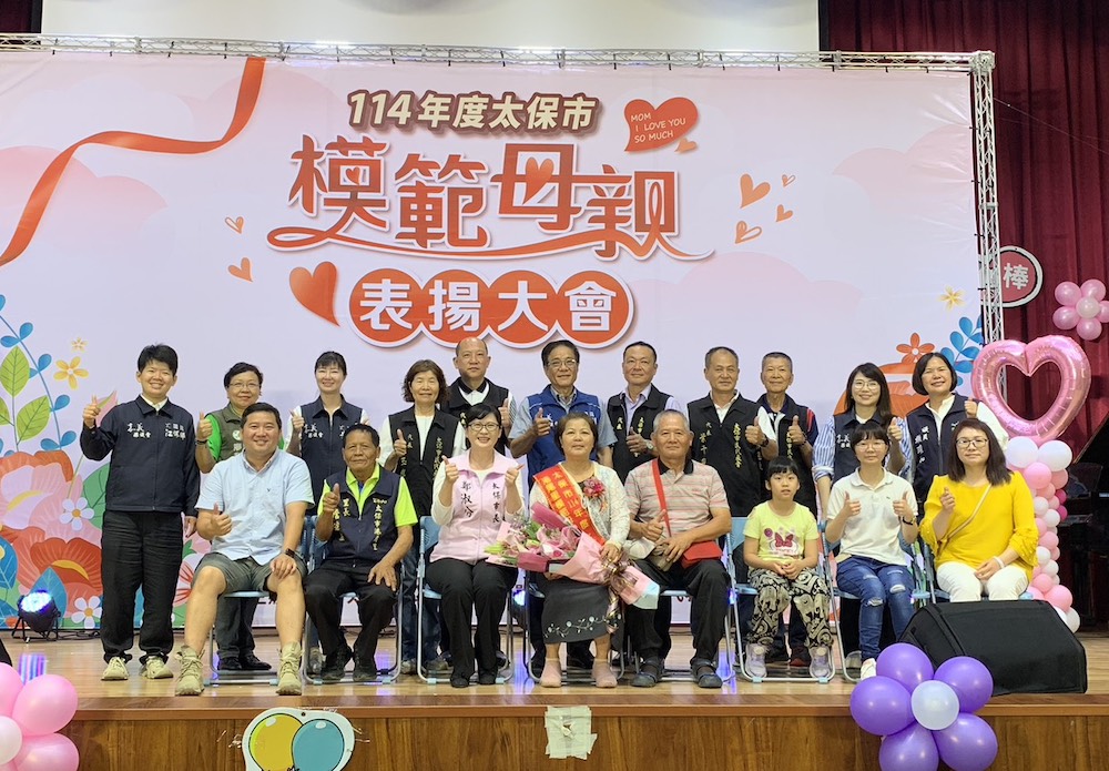 鄭淑分市長在議員陪同表揚模範母親。（圖/記者陳惲朋攝）