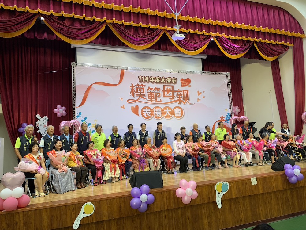 模範母親在各里里長長陪同受表揚。（圖/記者陳惲朋攝）