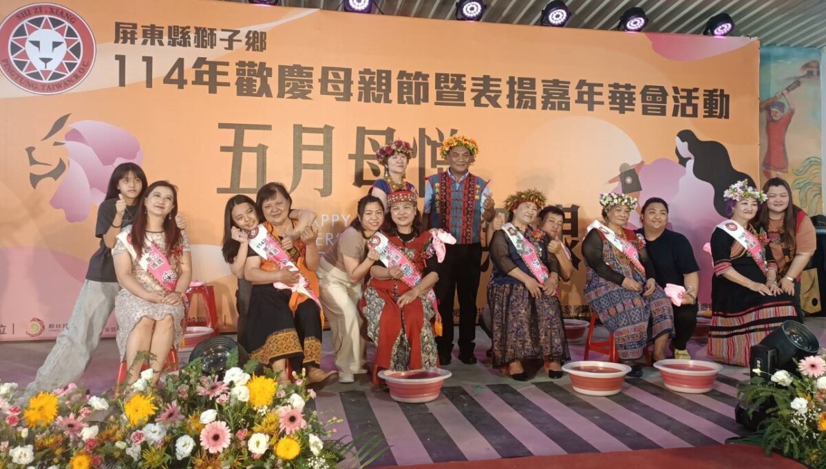 ▲圖說: 獅子鄉慶祝母親節,由子女為母親洗腳,活動氣氛溫馨,別具意義。 ( 記者李堂安翻攝)