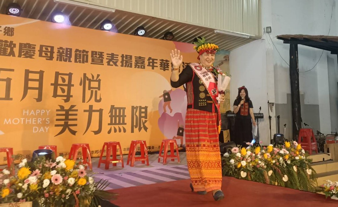 ▲圖說： 獅子鄉慶祝母親節，.南世村-林秀花獲選（縣代表）。( 記者李堂安攝)
