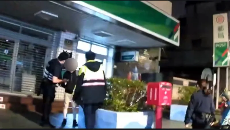 員警立即趕赴現場,當場發現疑似提款車手鍾姓犯嫌