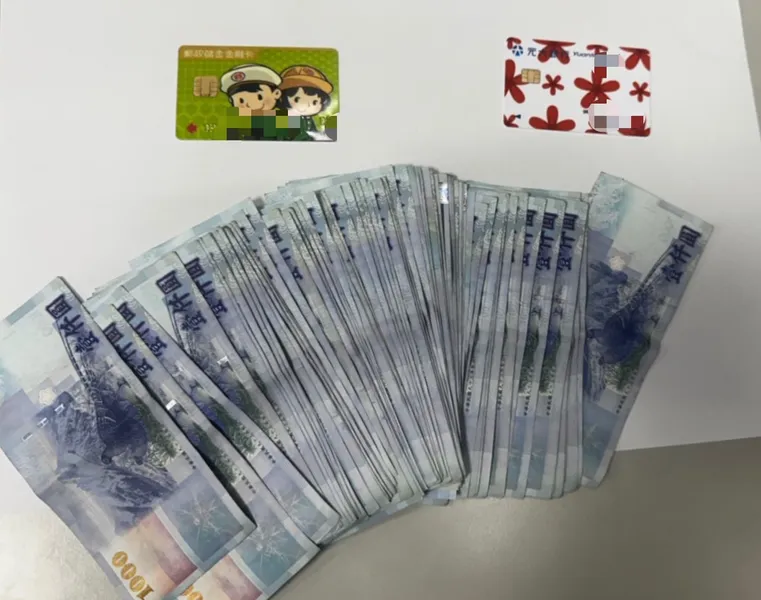 當場發現疑似提款車手鍾姓犯嫌,並查扣提款卡2張、贓款9萬元