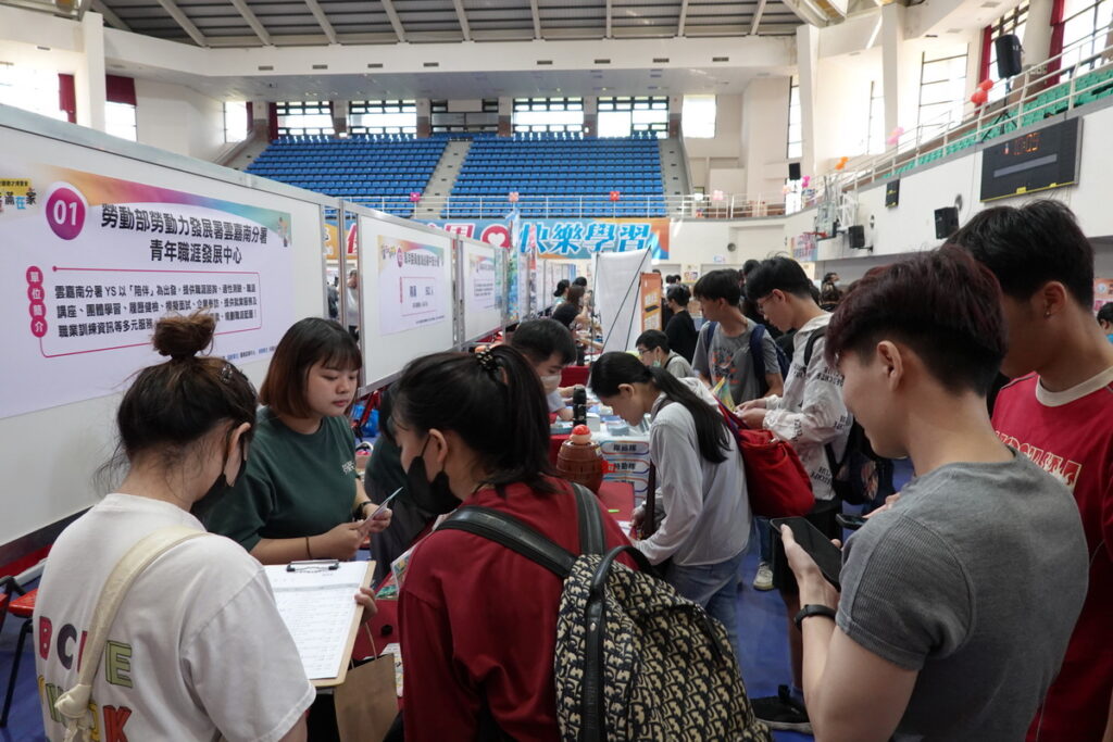 吳鳳科技大學於5月8日在旭光中心舉辦「2025在嘉就業,薪滿在嘉」校園徵才博覽會。