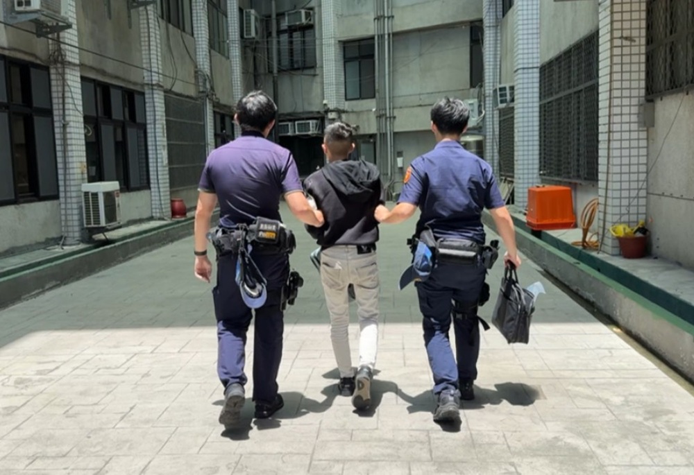 百斬計畫見成效 ATM前見可疑民眾火速報警逮車手 215 248250510a01