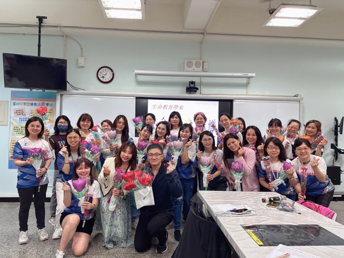 莊敬國小千朵康乃馨獻母親 溫馨五月情傳遞感恩教育 90 S__13689096_0