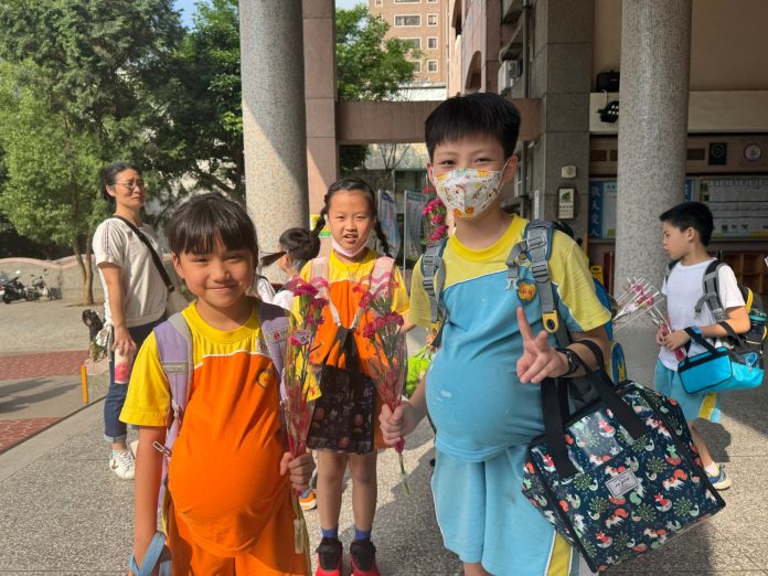 莊敬國小千朵康乃馨獻母親 溫馨五月情傳遞感恩教育 92 S__13689096_0