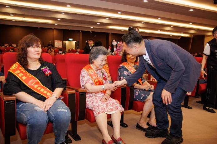 八德區公所表彰53位模範母親 與會貴賓致敬女力貢獻 91 S__13689096_0
