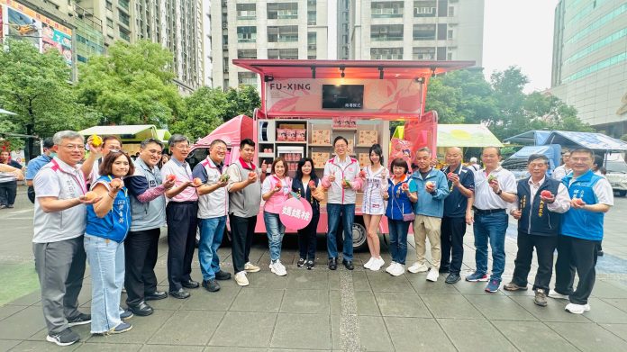 張善政親駕直銷車力推「媽媽桃」行動隊伍熱鬧成軍 89 S__13689096_0