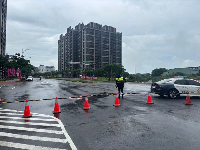 龜山路樹倒塌造成交通中斷 員警設立管制提醒改道 67 S__13689096_0