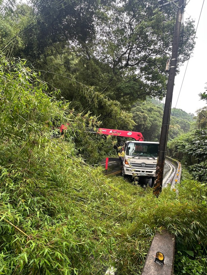 龜山路樹倒塌造成交通中斷 員警設立管制提醒改道 68 S__13689096_0