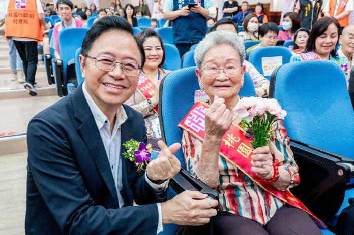 表揚47位模範媽媽 張善政:應將每一天都視為母親節 86 S__13689096_0