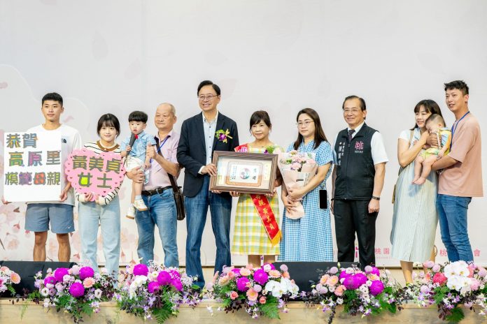 表揚47位模範媽媽 張善政:應將每一天都視為母親節 87 S__13689096_0