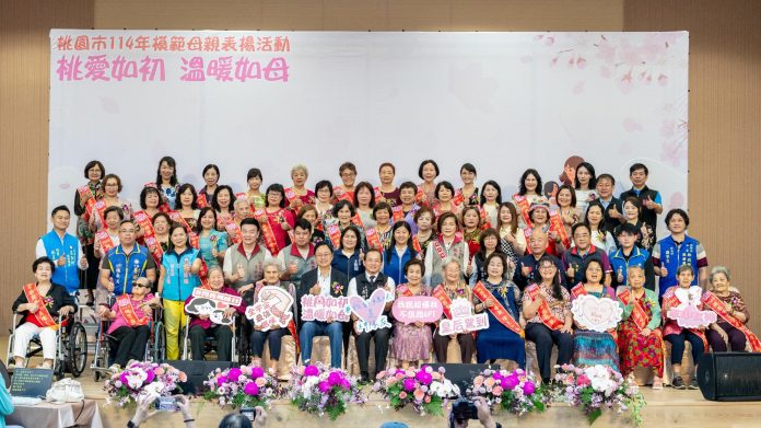 表揚47位模範媽媽 張善政:應將每一天都視為母親節 88 S__13689096_0