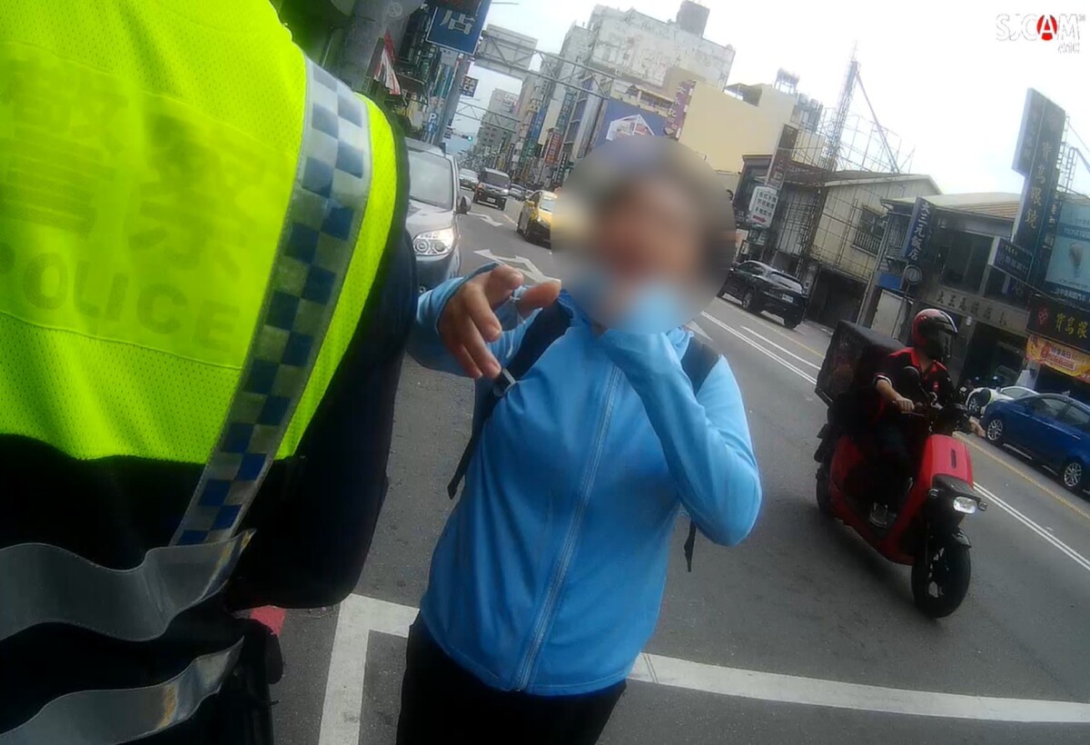 ▲婦狂奔百米追公車即將敗陣之際，巧遇處事完畢正欲離開的員警。
