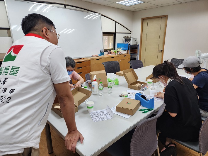 ▲信義房屋桃園中正店副手簡淞澤擔任主持人引導店內參與者進行活動。