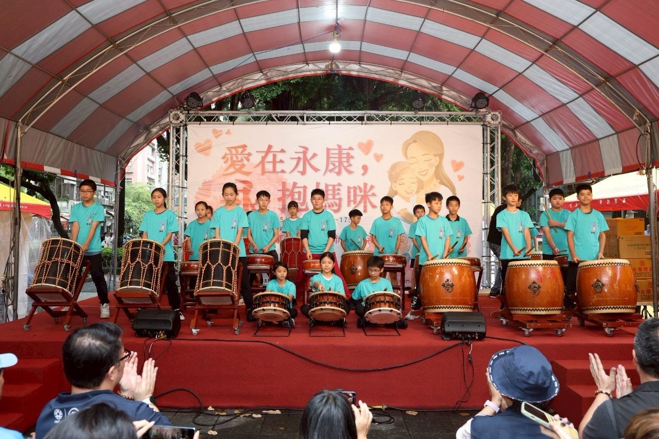 ▲在地金華國小太鼓隊專業演出,為民眾帶來滿滿活力。